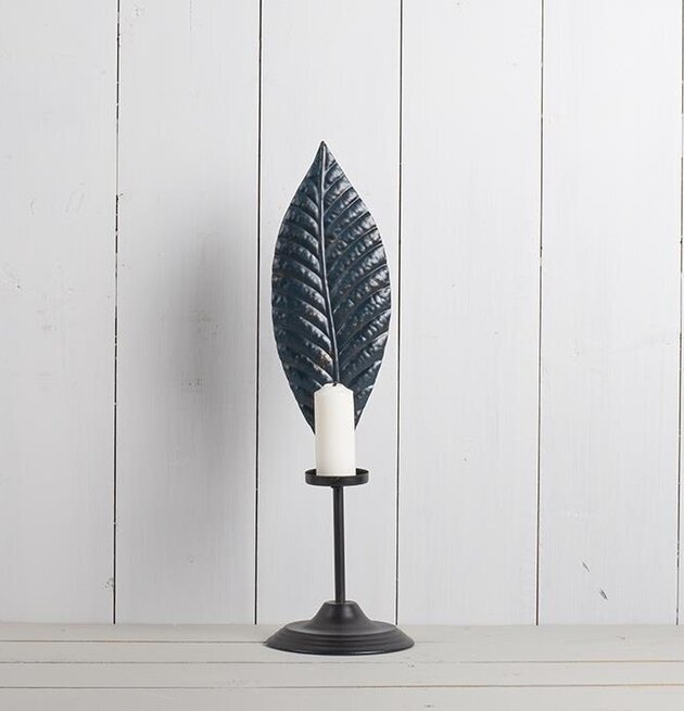 Ljuslykta Blad Nattblå från Multi Agentur mot vit träpanel