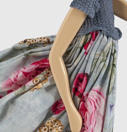 Bordslampa Evdoxia från Skitso med elegant klädd figur