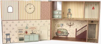 Mouse Book House Maileg, ett detaljrikt dockhus från Maileg