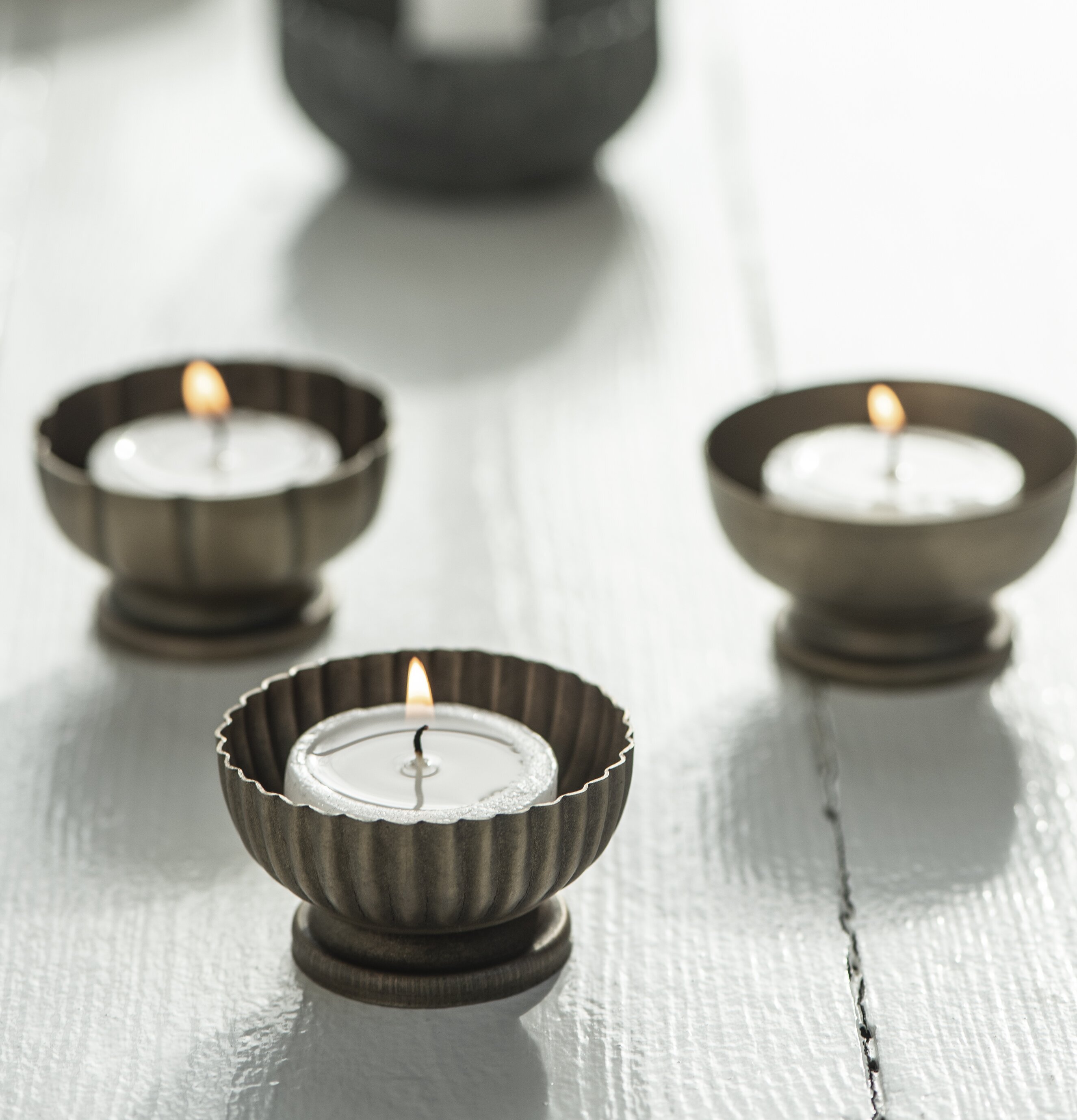 Värmeljushållare Mässing från IB Laursen på vitt träbord