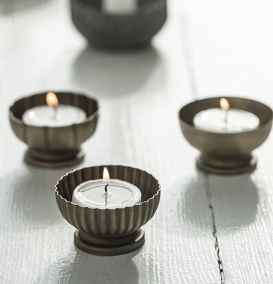 Värmeljushållare Mässing från IB Laursen på vitt träbord