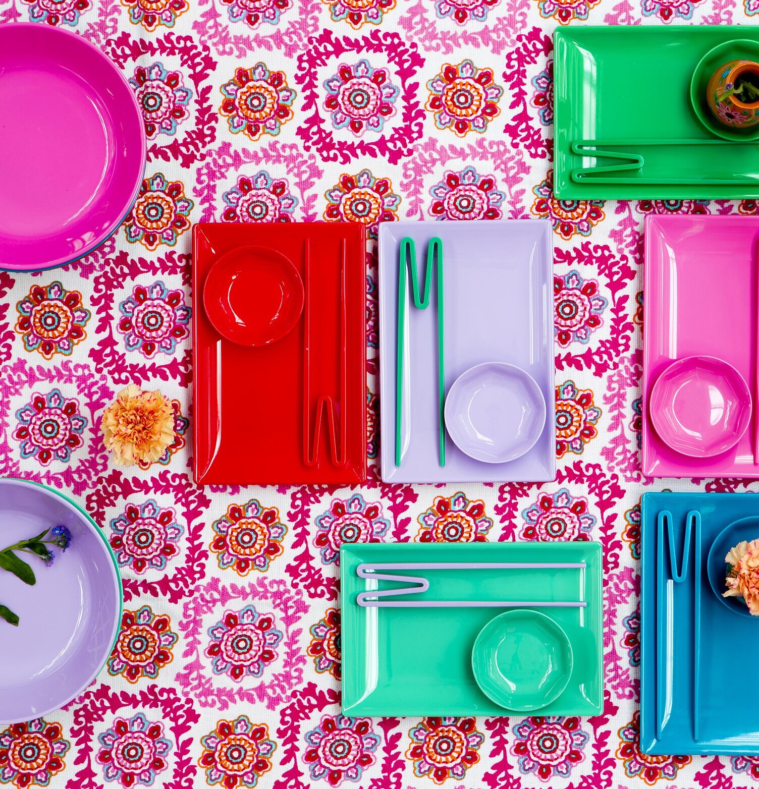 Färgglada Sushi Tray från Rice på blommig duk, med skålar