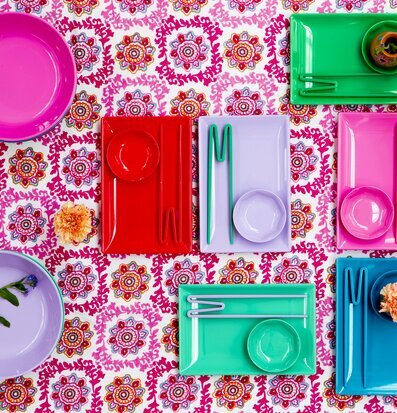 Färgglada Sushi Tray från Rice på blommig duk, med skålar