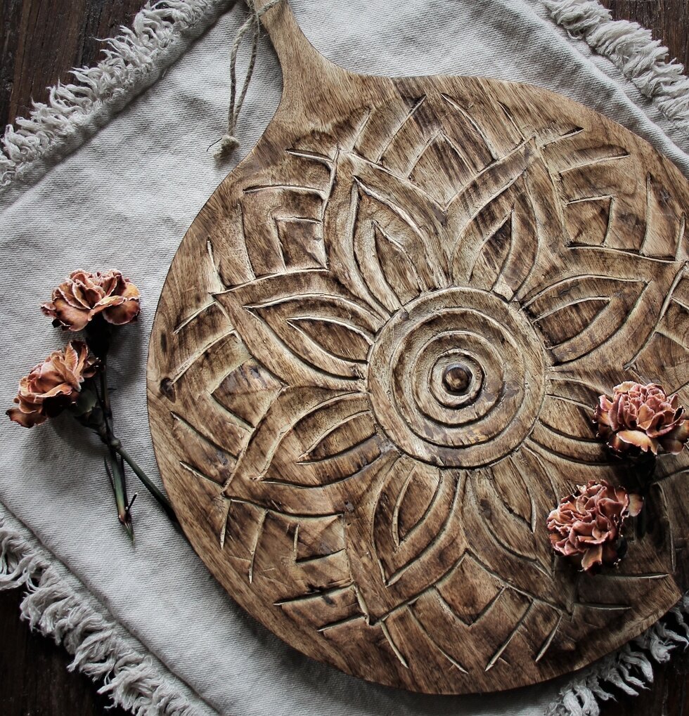 Skärbräda Fleur Rund Brown från Majas Cottage på duk