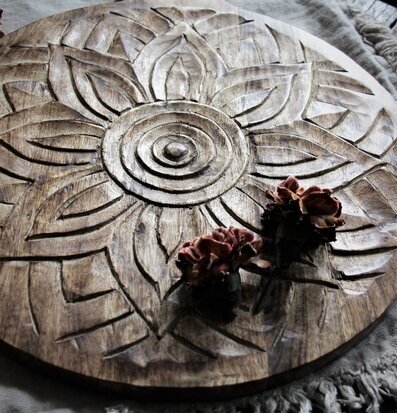 Skärbräda Fleur Rund Brown från Majas Cottage på träbord