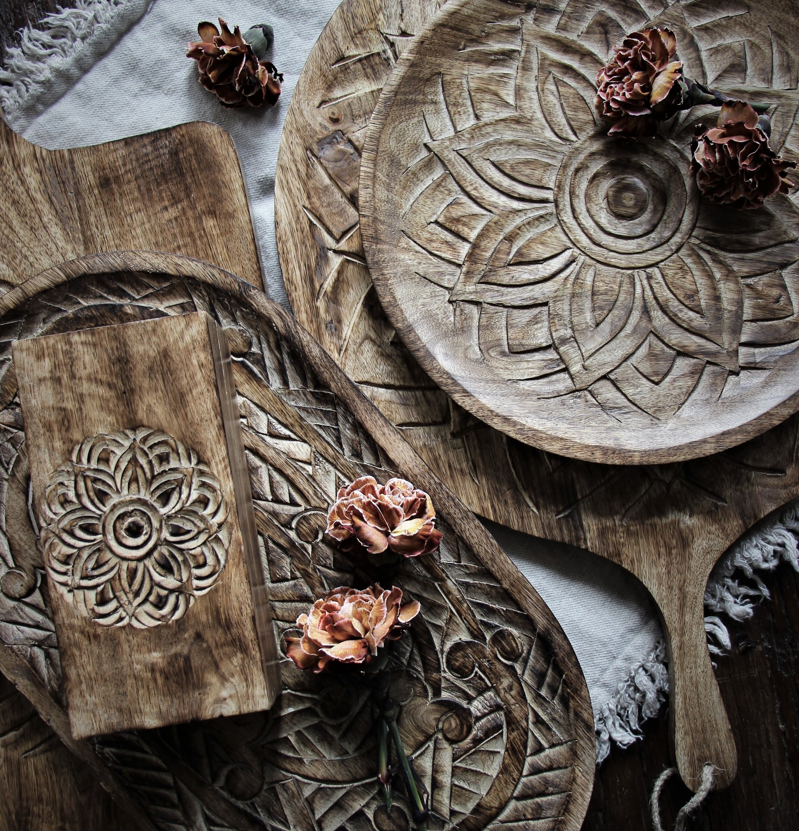 Skärbräda Fleur Rund Brown från Majas Cottage på vit duk