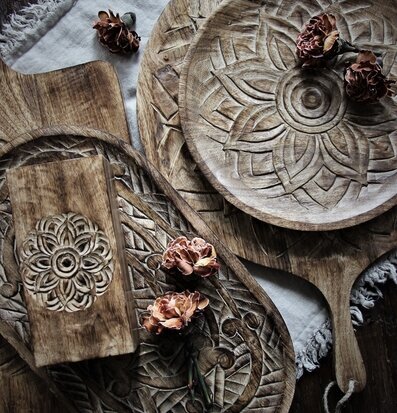 Skärbräda Fleur Rund Brown från Majas Cottage på vit duk