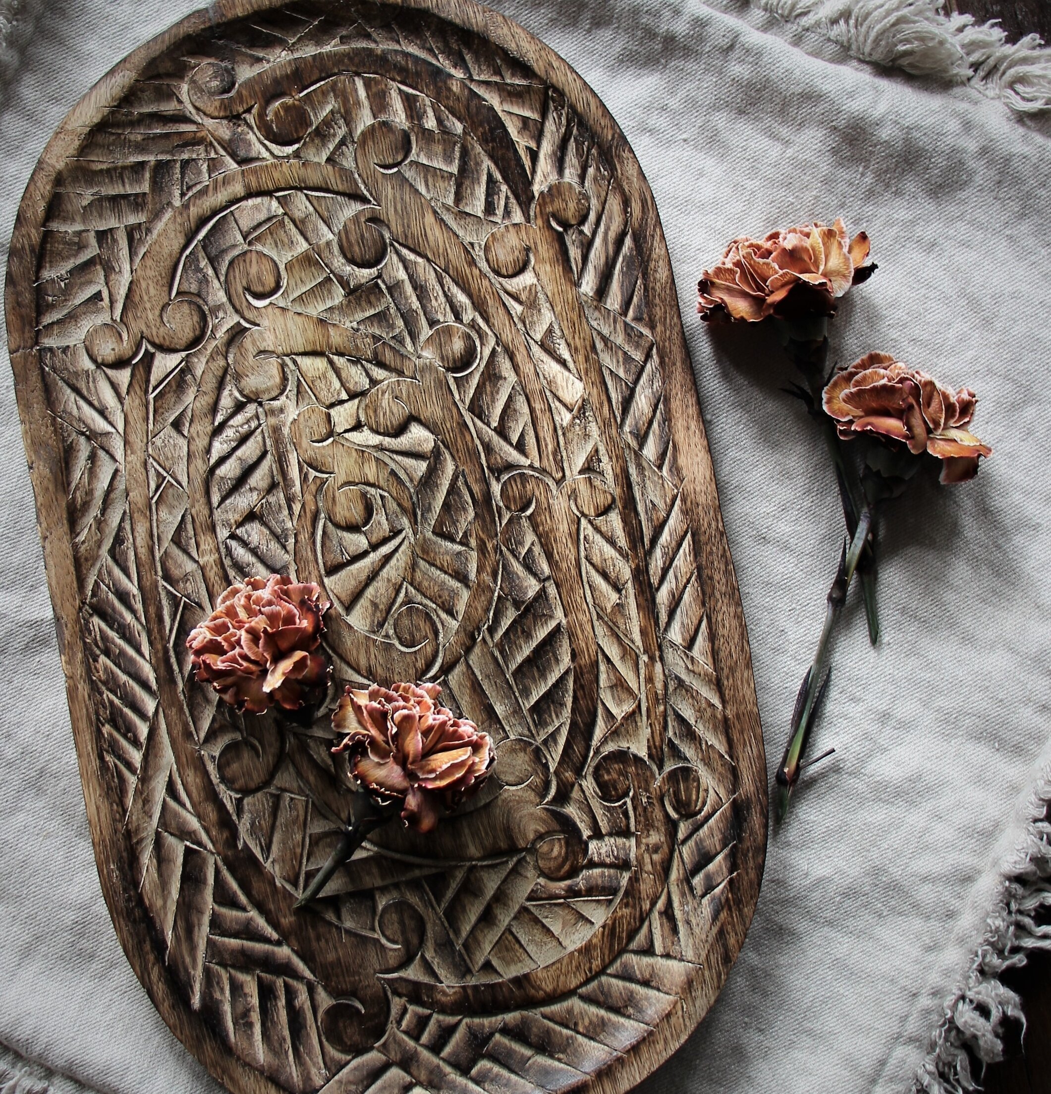 Träfat Fleur Ovalt Brown från Majas Cottage på grå textil