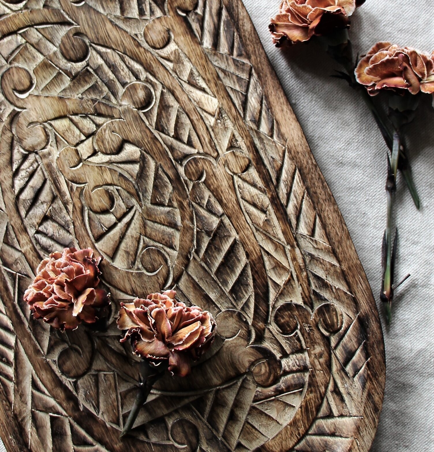 Träfat Fleur Ovalt Brown från Majas Cottage med nejlikor