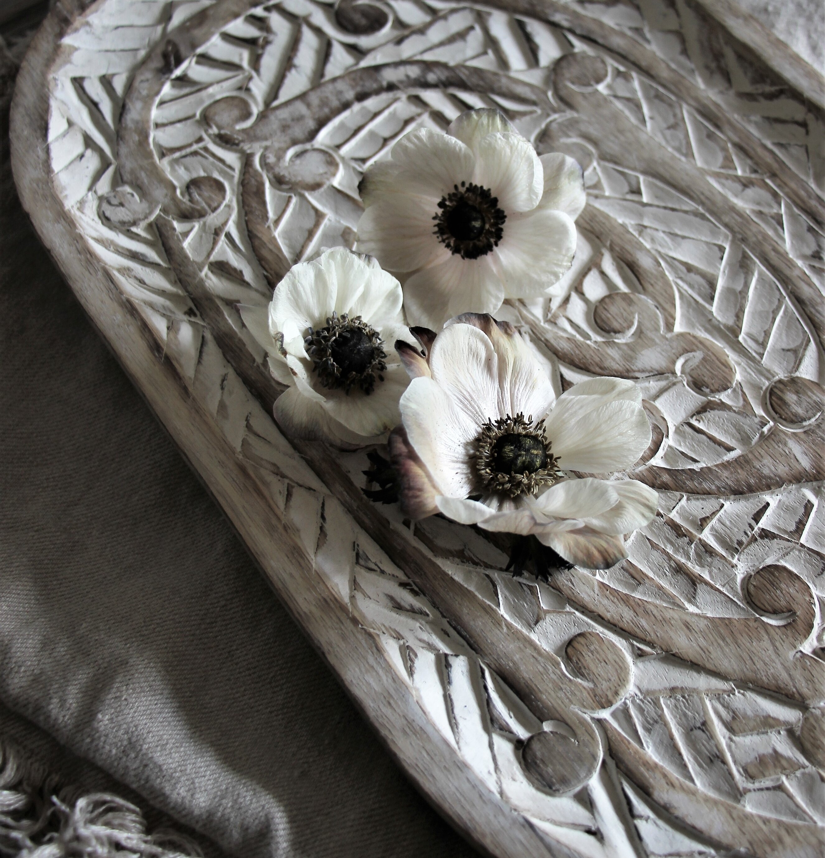 Träfat Fleur Ovalt Whitewash från Majas Cottage på linne