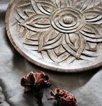 Träfat Fleur Brown från Majas Cottage med snidad blomma