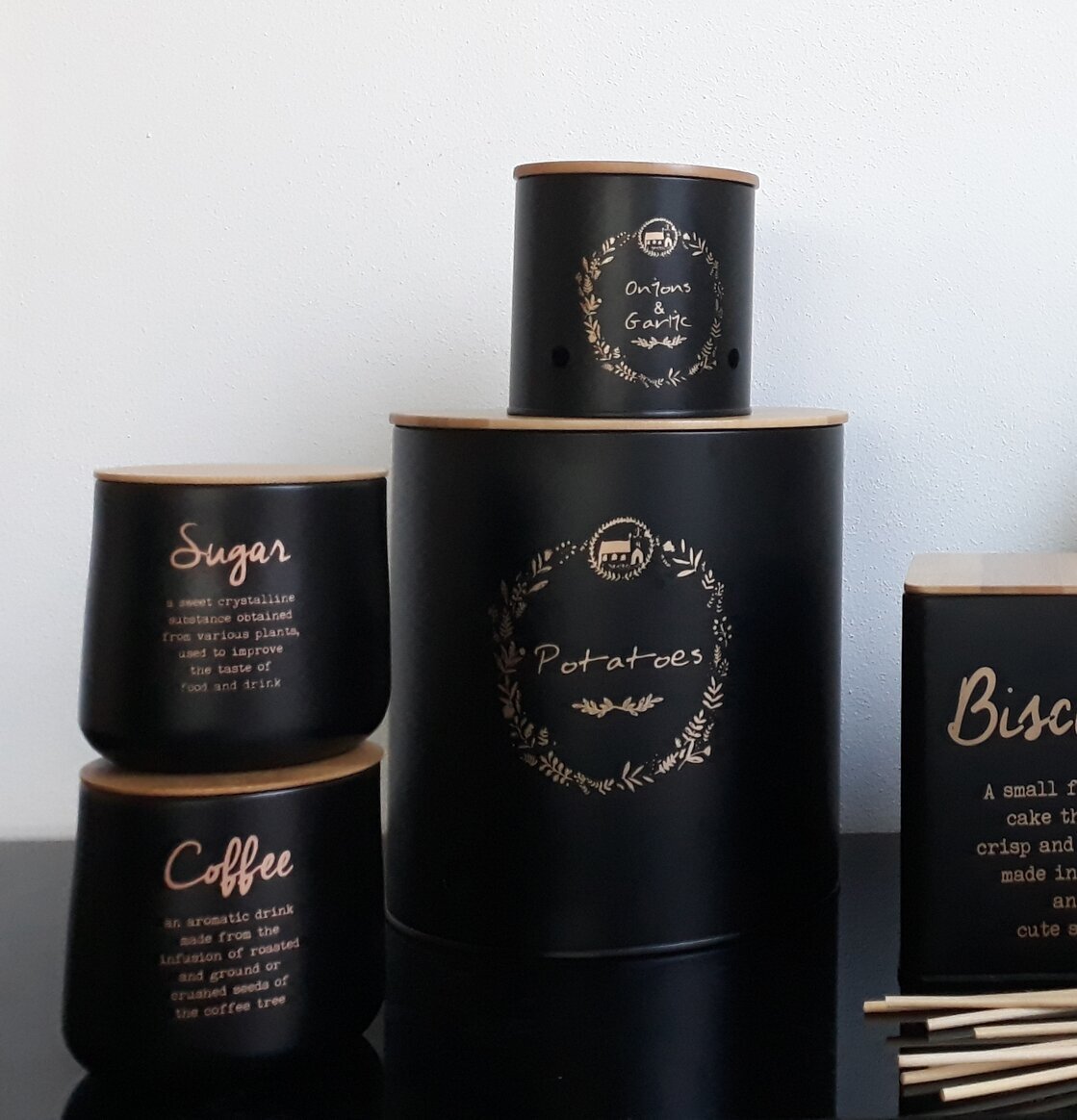 Foto av stilrena plåtburkar för organiserat kök