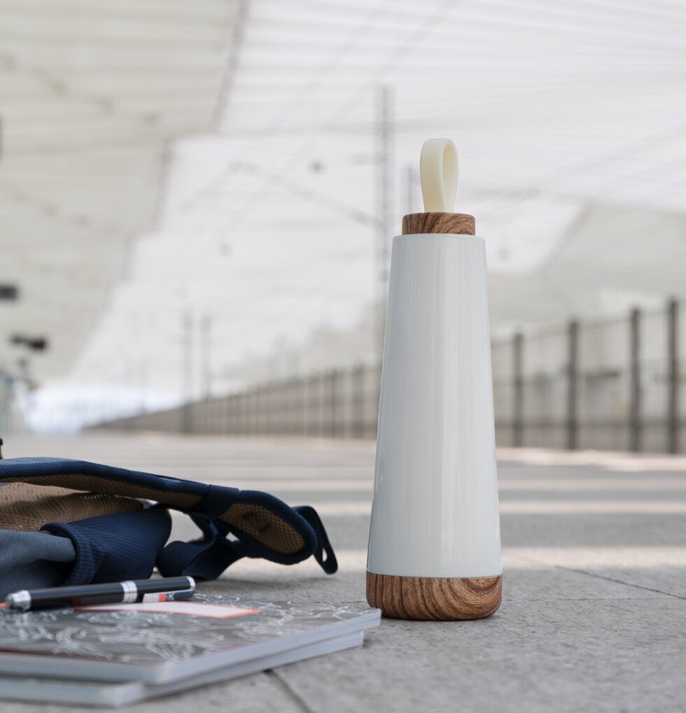 Termos 500 ml White Pearl från BOXinBAG i urban miljö