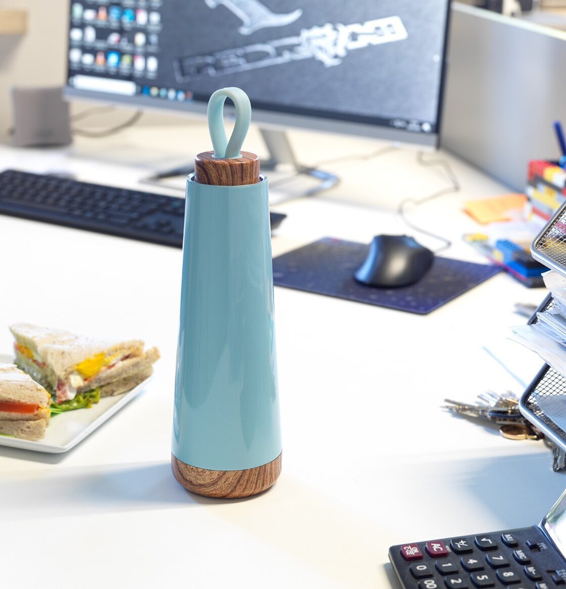 Termos 500 ml Powder Blue från BOXinBAG på kontorsskrivbord