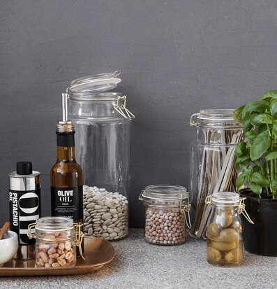 Foto av stilfullt köksarrangemang med glasburkar