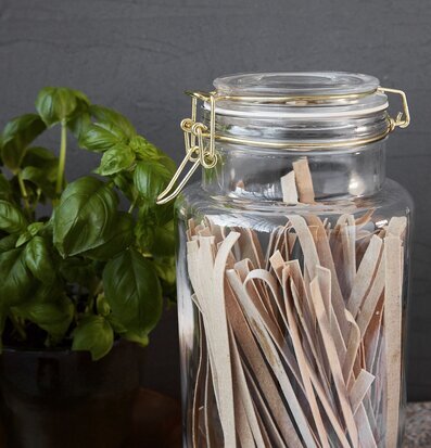 Bild av stilfullt arrangerad scen i inredningsbutik