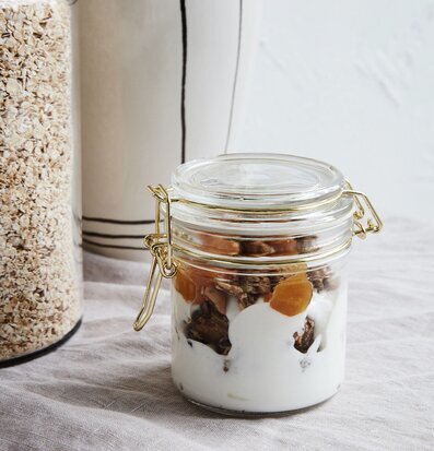 Bild av stilfull glasburk med lock och matinnehåll