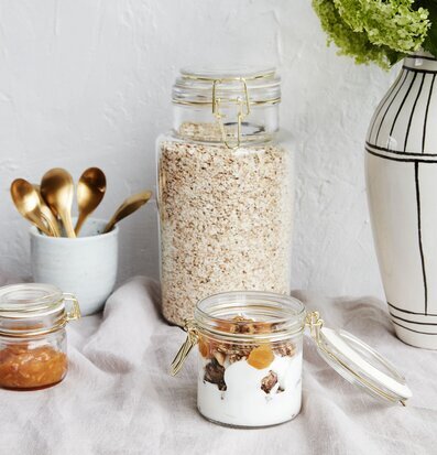 Bild av stilfullt arrangemang med glasburkar och växter