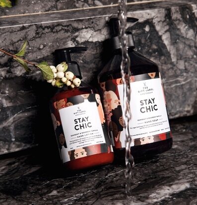 Handtvål - Stay Chic från The Gift Label på mörk marmoryta