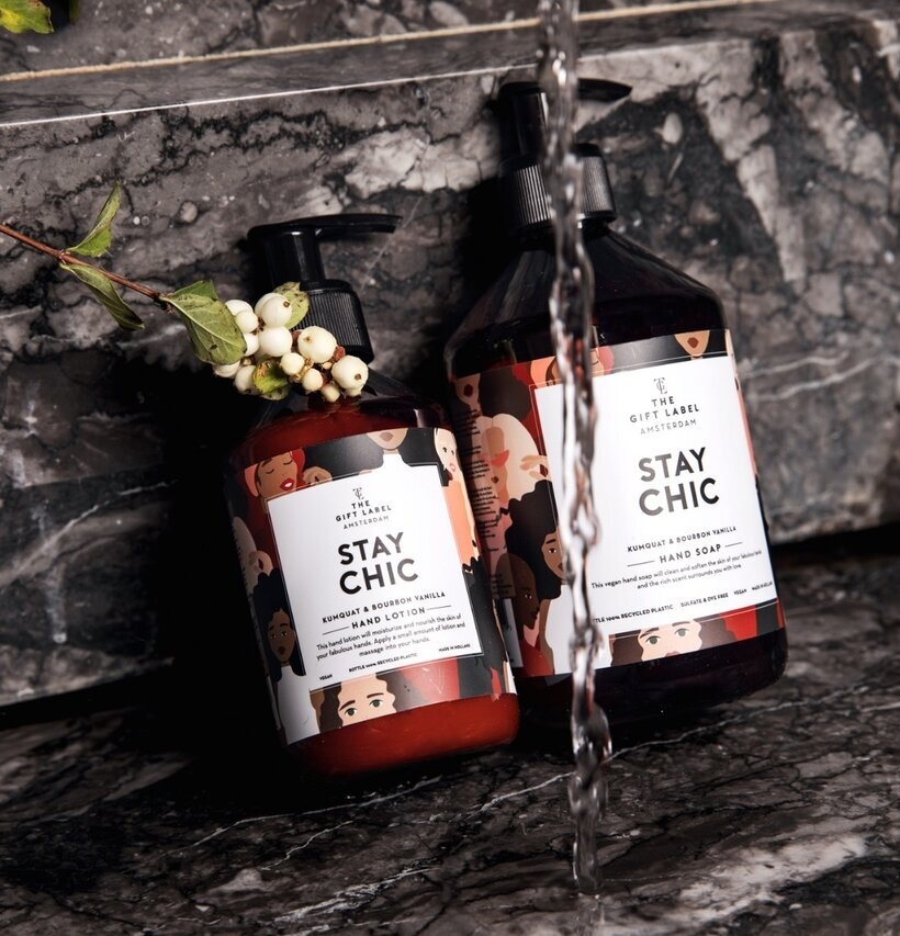 Handtvål - Stay Chic från The Gift Label på mörk marmoryta