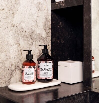 Handtvål - No Selfies från The Gift Label i badrumsmiljö