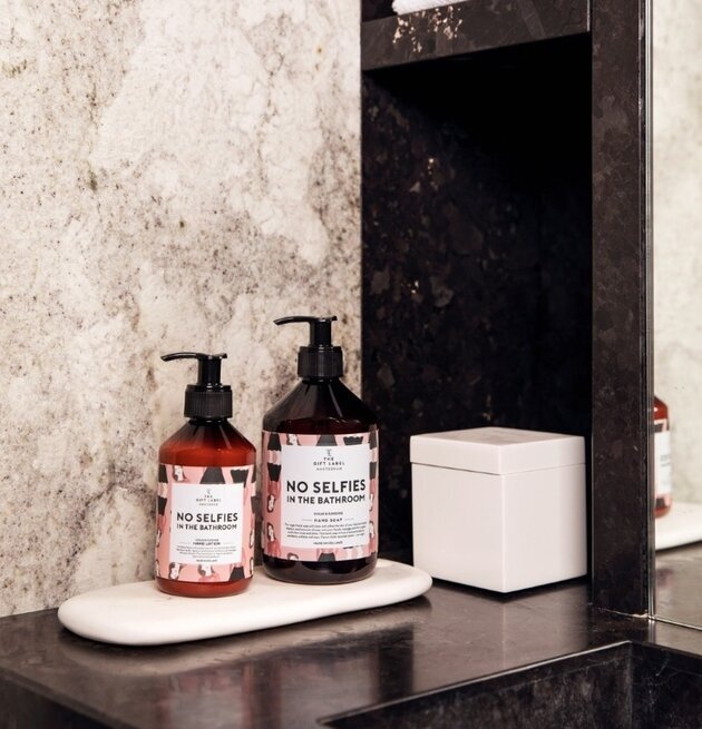 Handtvål - No Selfies från The Gift Label i badrumsmiljö