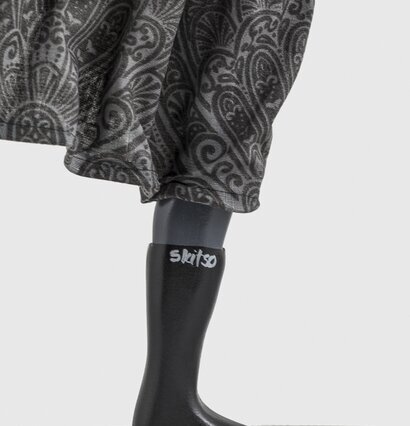 Bordslampa Asimina från Skitso med stövelbas och klänning