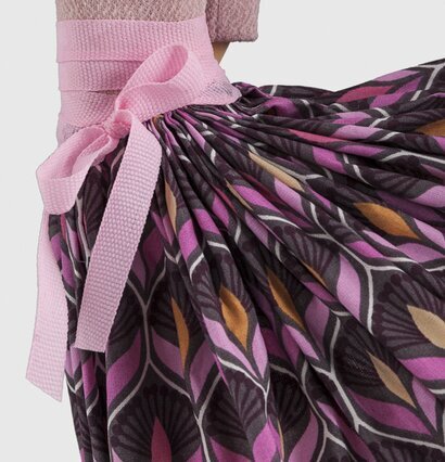 Bordslampa Glikeria från Skitso med färgstark mönstrad kjol