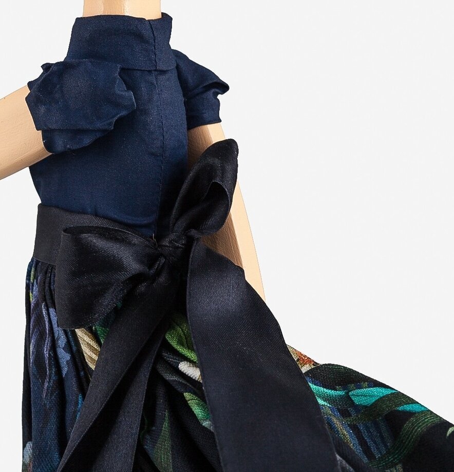 Bordslampa Ippodamia från Skitso med träfigur och klänning