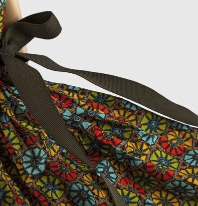 Bordslampa Lela från Skitso med färgglad, mönstrad skärm