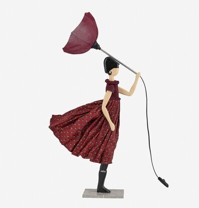 Bordslampa Milena från Skitso, elegant kvinna med paraply