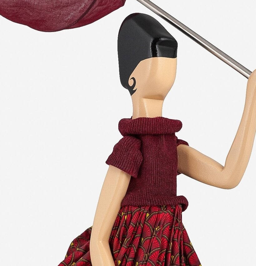 Bordslampa Milena från Skitso i röd klänning med paraply