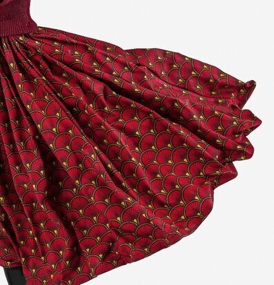 Bordslampa Milena från Skitso med röd skärm och guldmönster