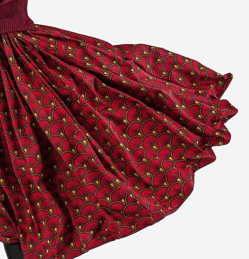 Bordslampa Milena från Skitso med röd skärm och guldmönster