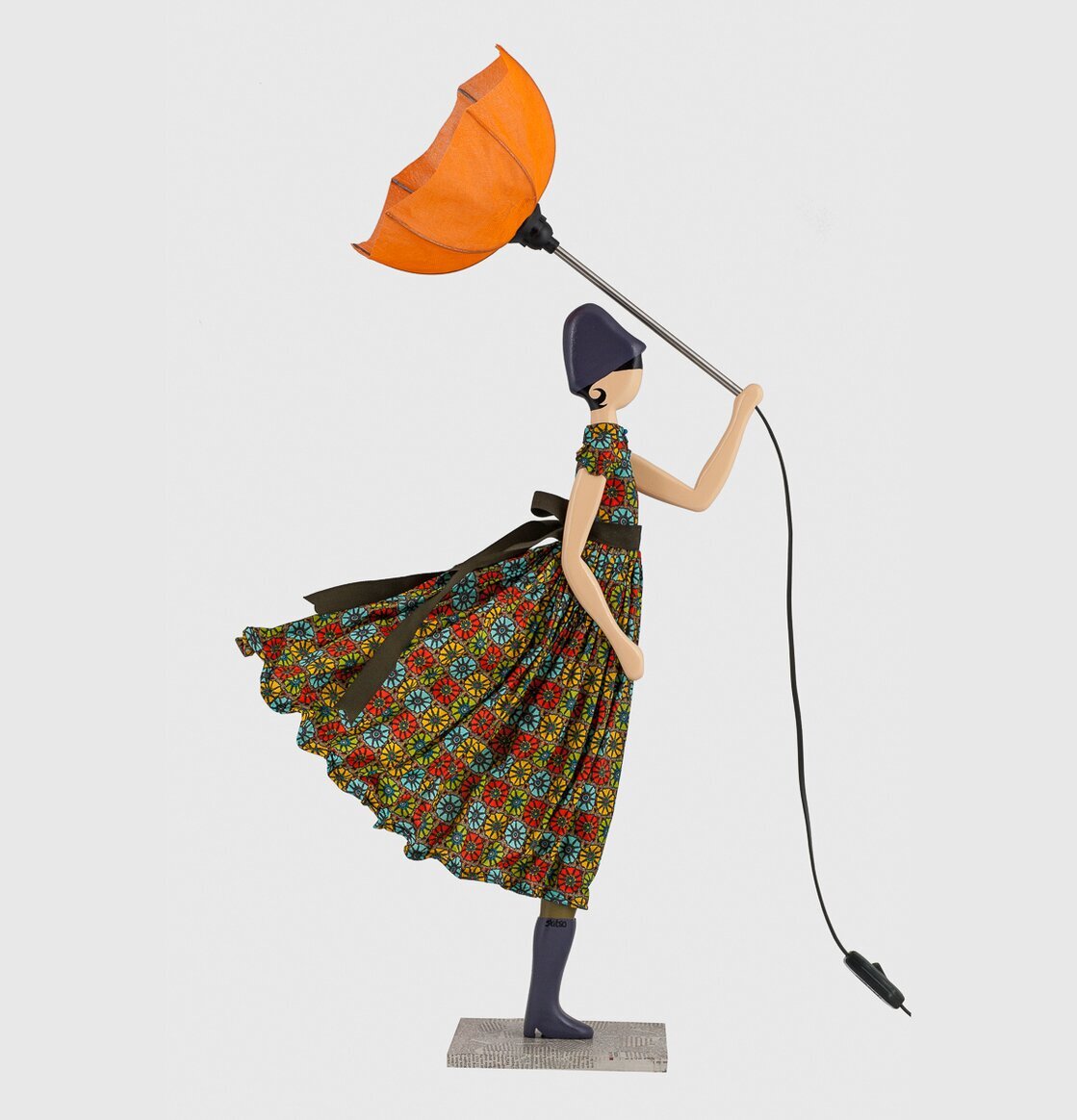 Bordslampa Lela från Skitso, kvinnofigur med färgglad klänning