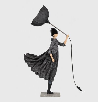 Bordslampa Asimina från Skitso, kvinnogestalt med paraply