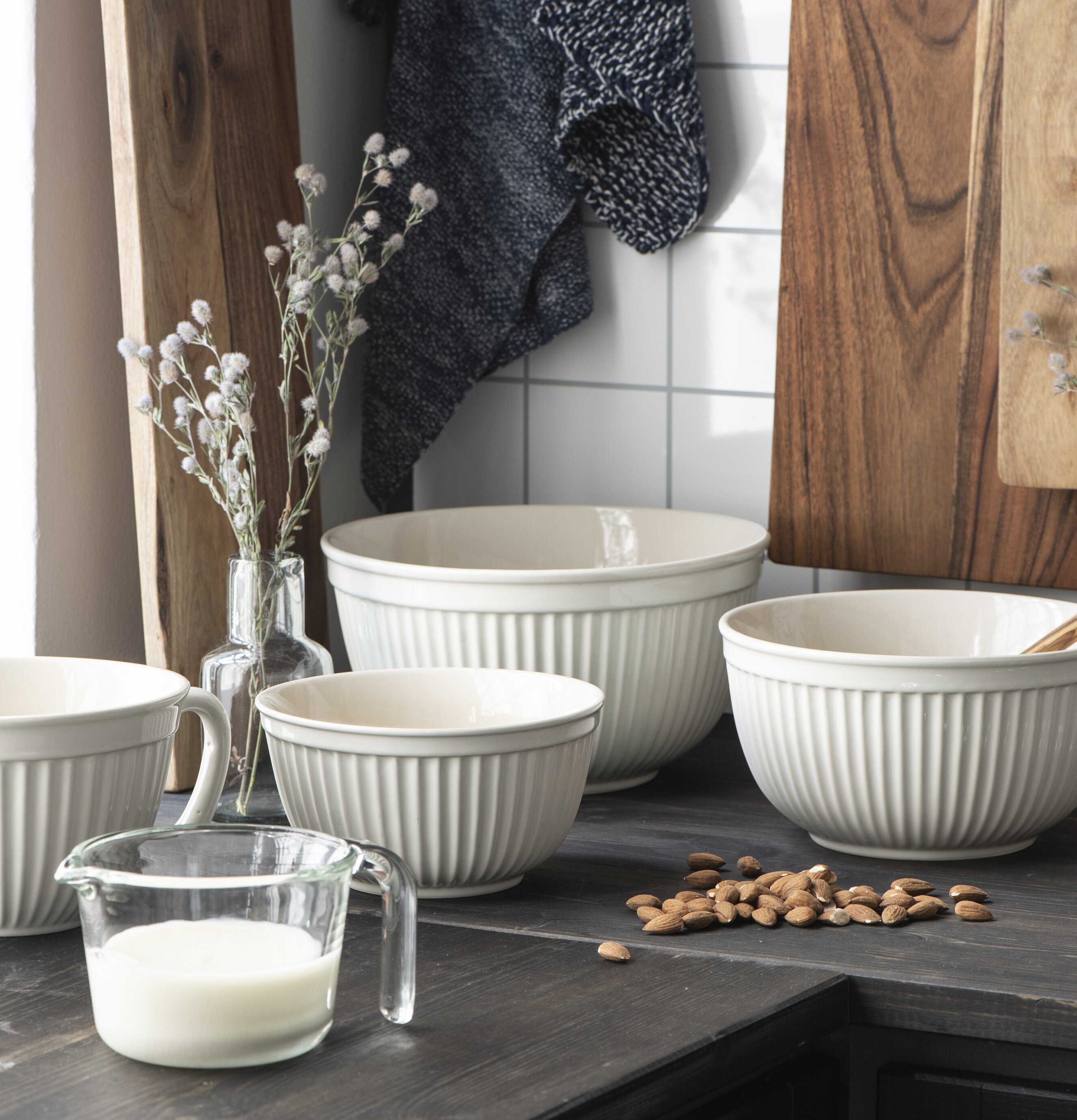 Skålset Mynte Butter Cream från IB Laursen på träbänkskiva