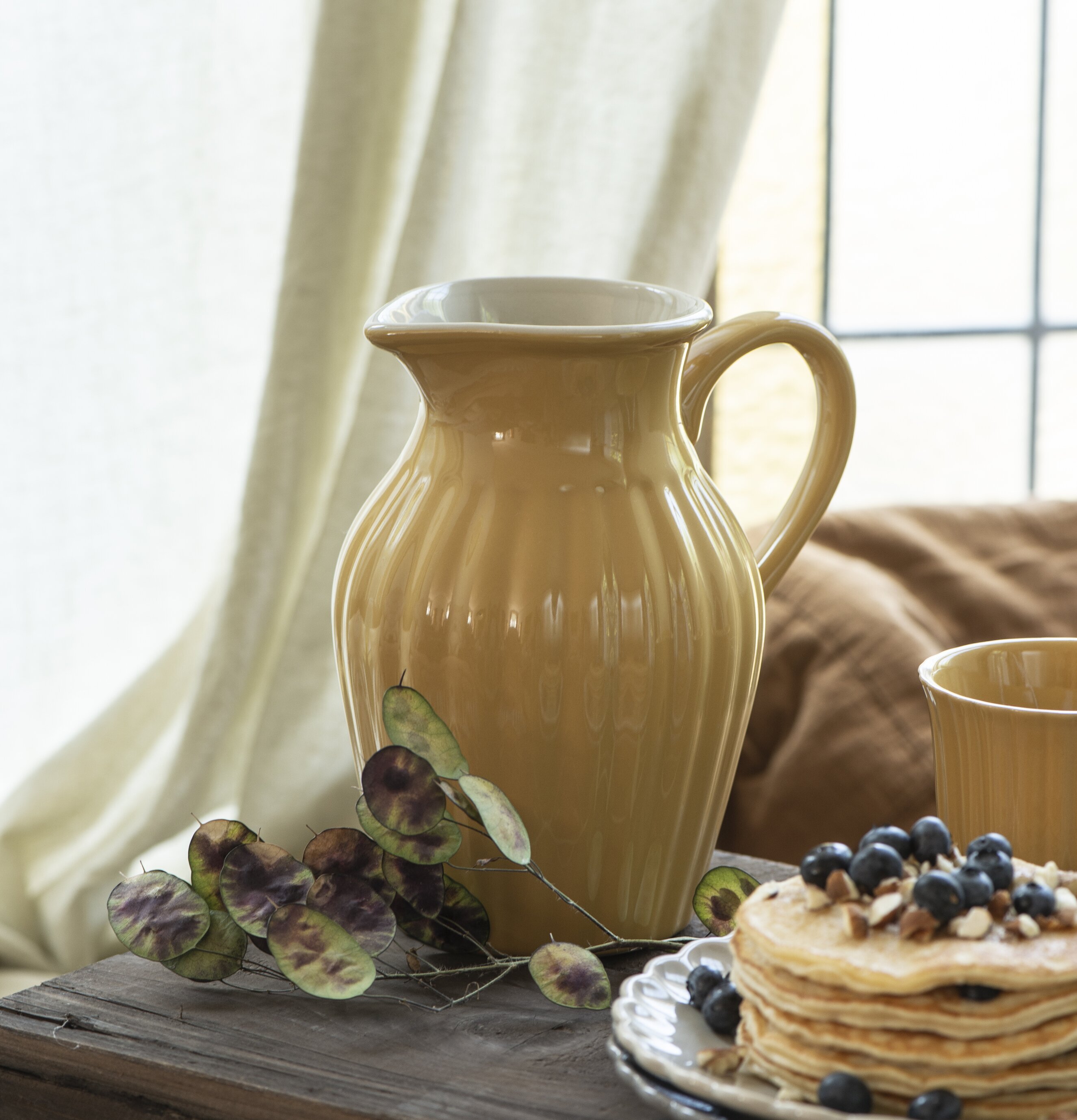 Kanna Mynte Mustard från IB Laursen på rustik träyta