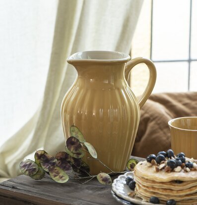 Kanna Mynte Mustard från IB Laursen på rustik träyta