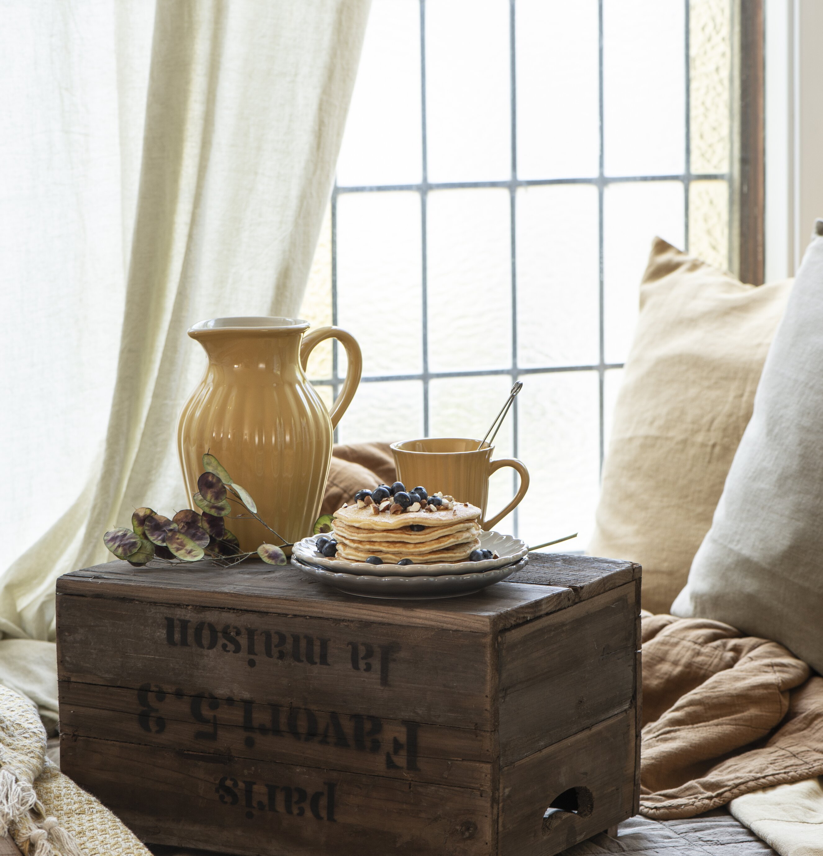 Kanna Mynte Mustard från IB Laursen på rustik trälåda