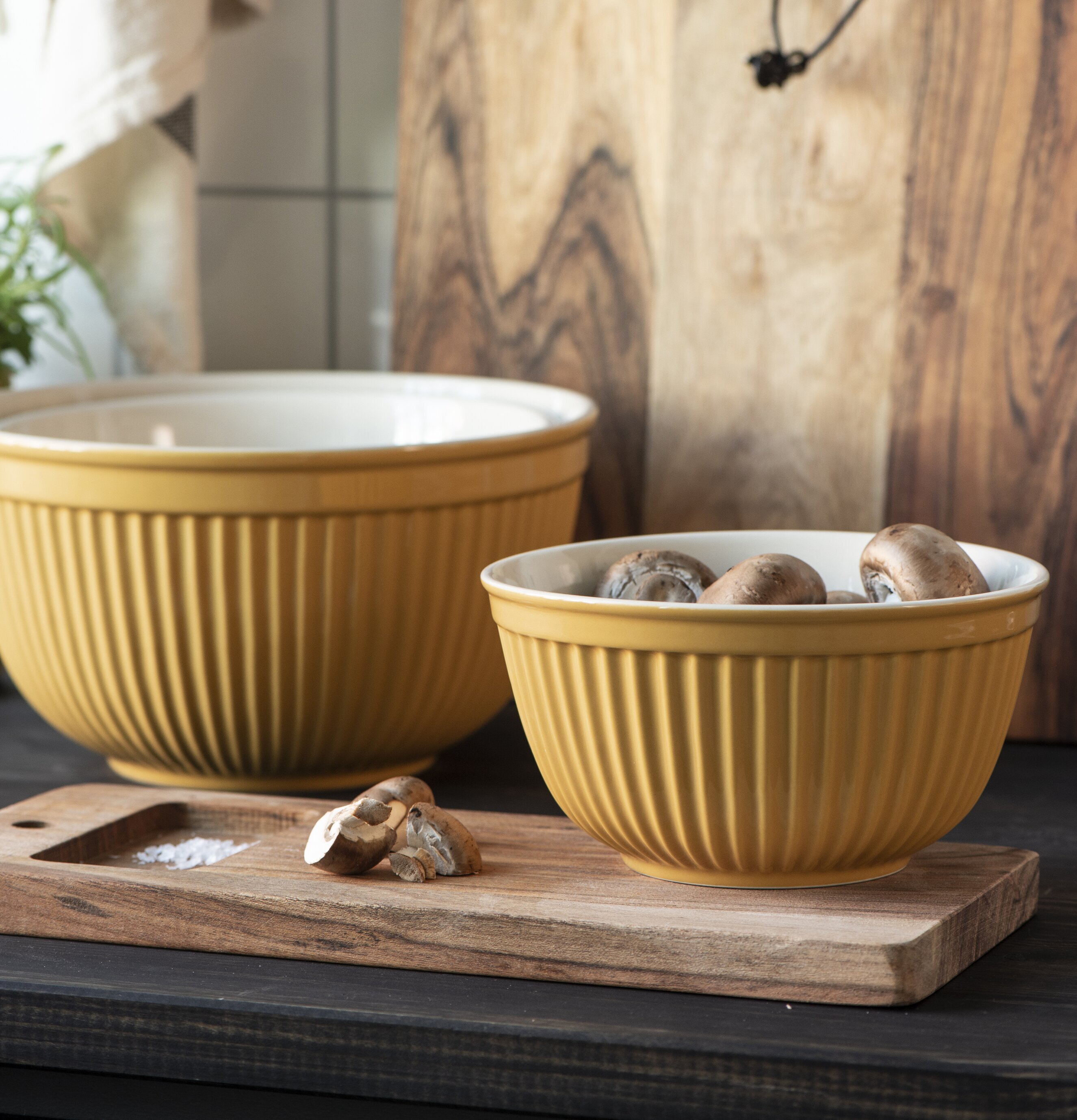 Skålset Mynte Mustard från IB Laursen på träskiva med svamp