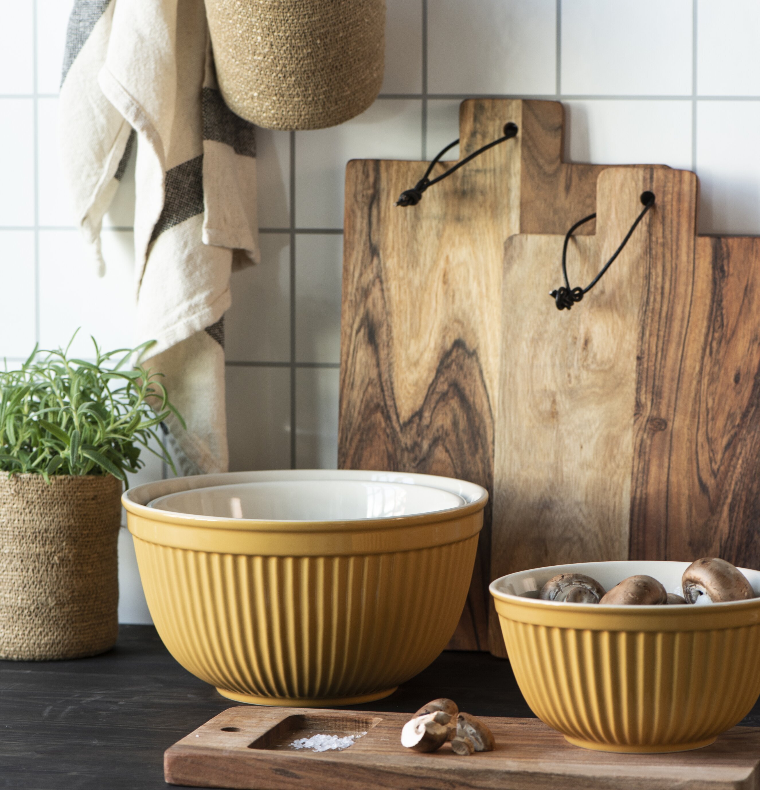 Skålset Mynte Mustard från IB Laursen i ett stilrent kök