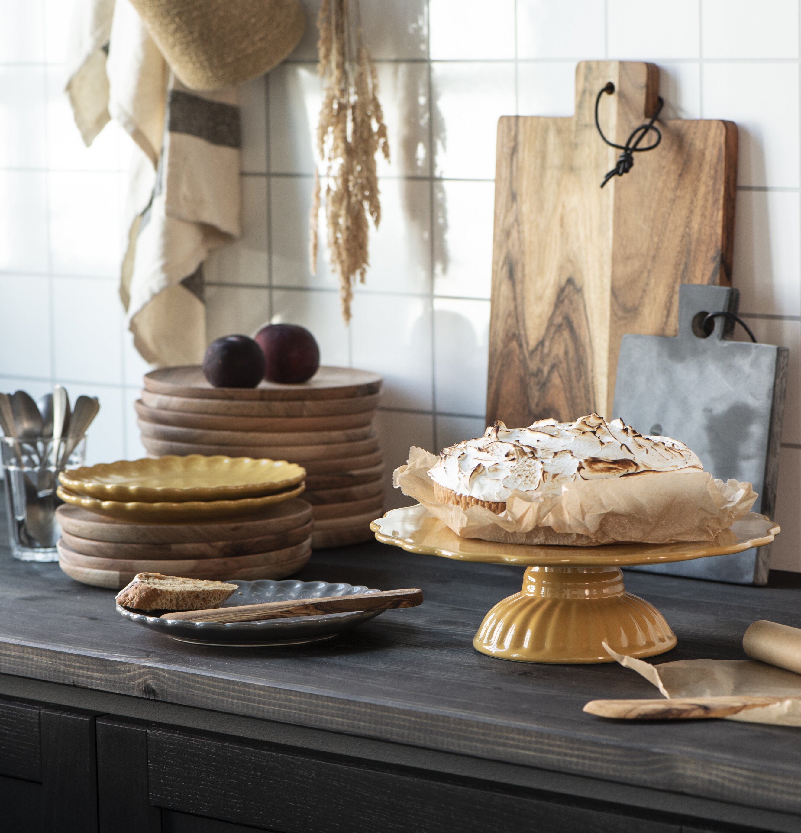 Tårtfat Mynte Mustard från IB Laursen på mörk träbänkskiva