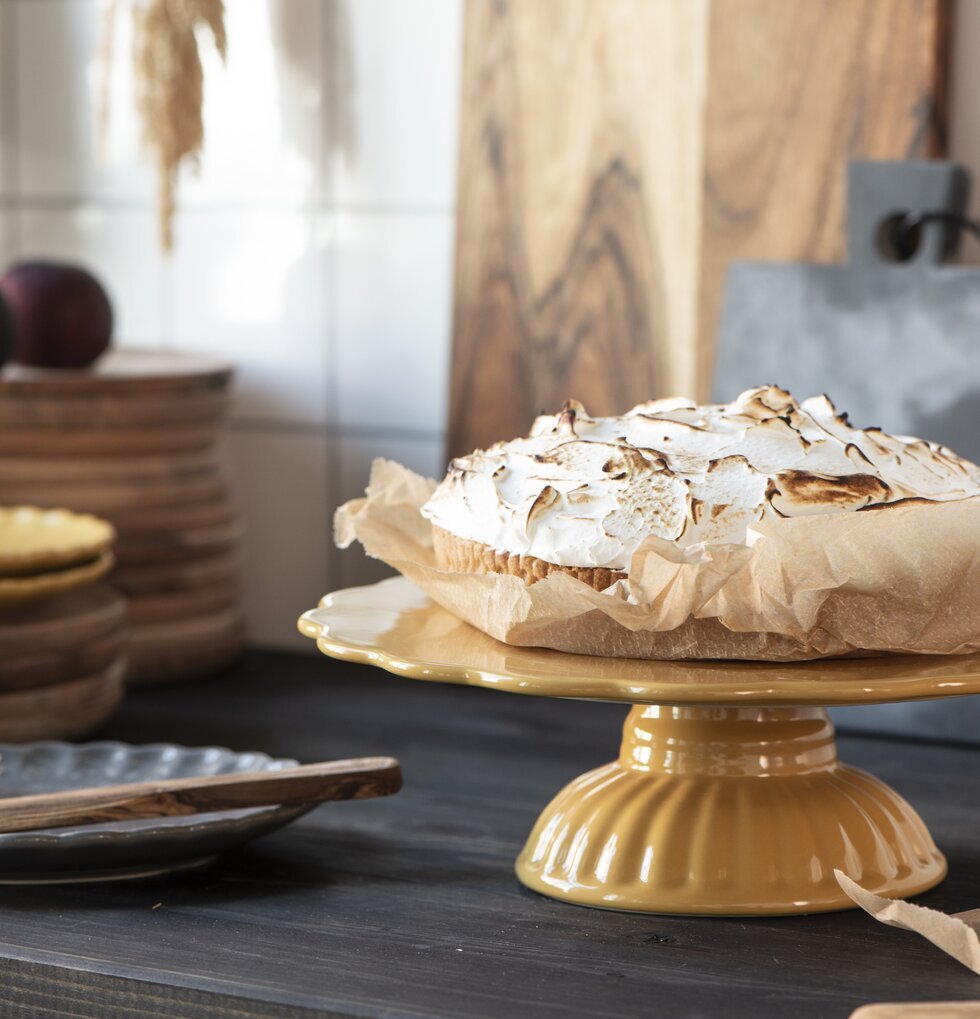 Tårtfat Mynte Mustard från IB Laursen i rustikt kök