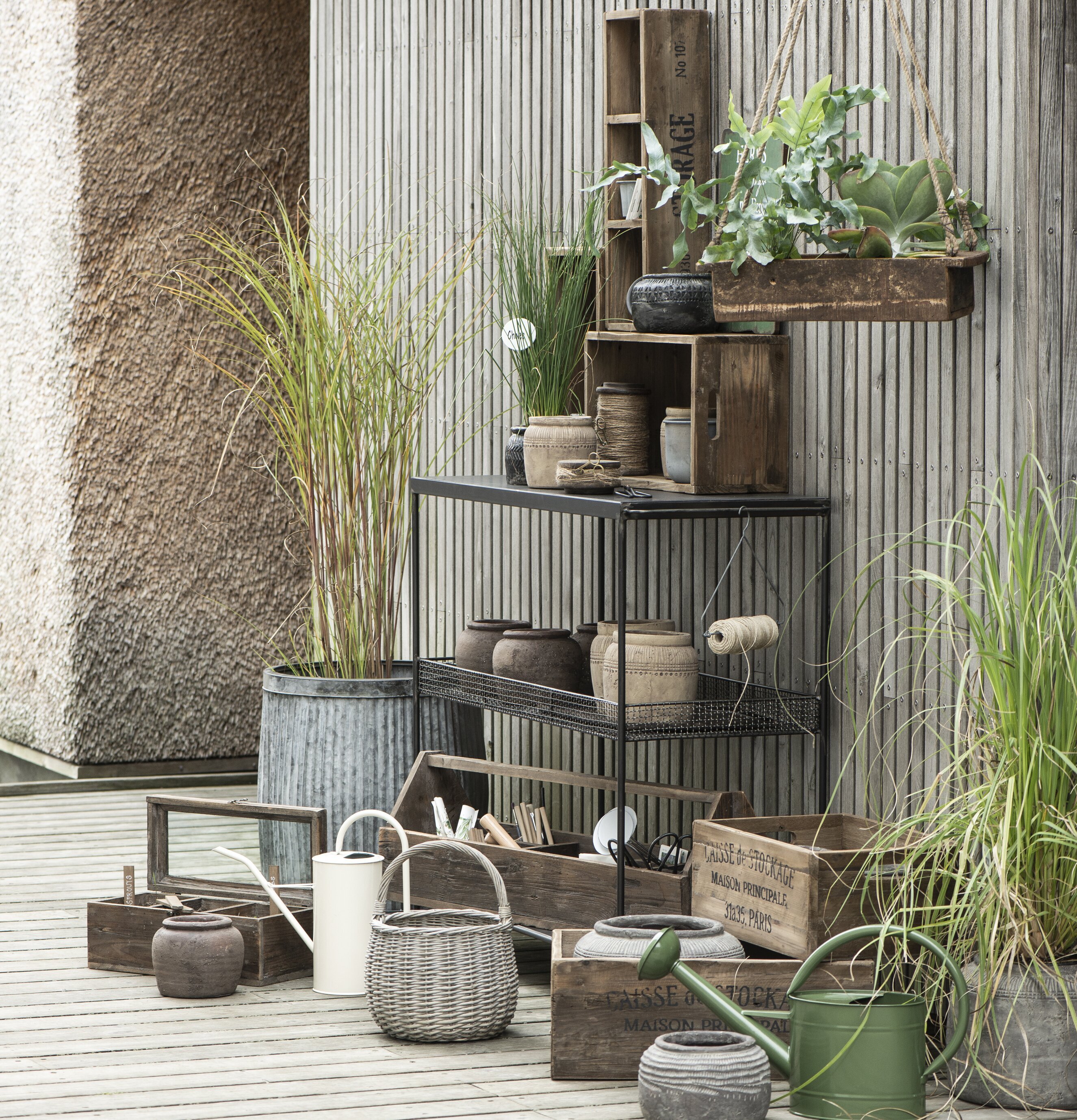 Trälåda Storage från IB Laursen i en rustik trädgårdsmiljö