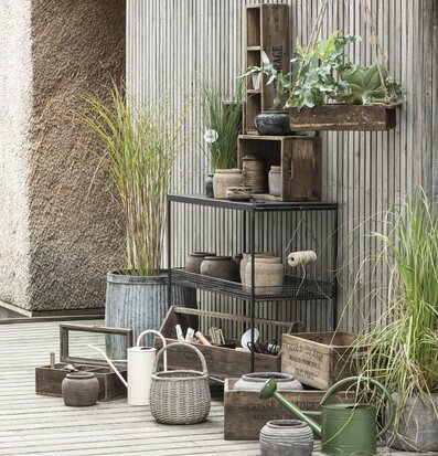 Trälåda Storage från IB Laursen i en rustik trädgårdsmiljö