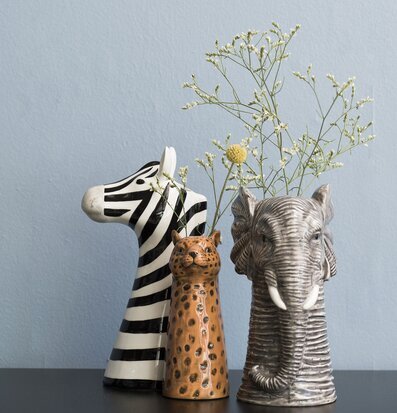 Vas Elefant Grå från Bahne på mörk yta mot ljusblå vägg