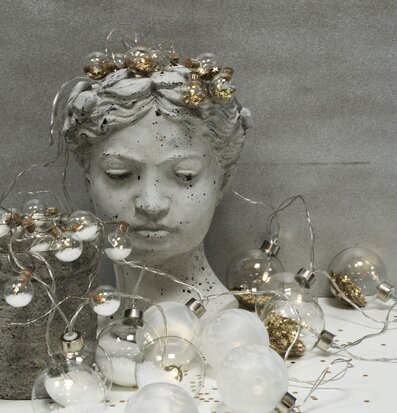 Kruka Lady Face Grå från Bahne med dekorativa ljusslingor