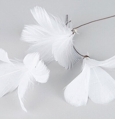 Fjäder/Tråd Blom Vit från A Lot Decoration med vita fjädrar