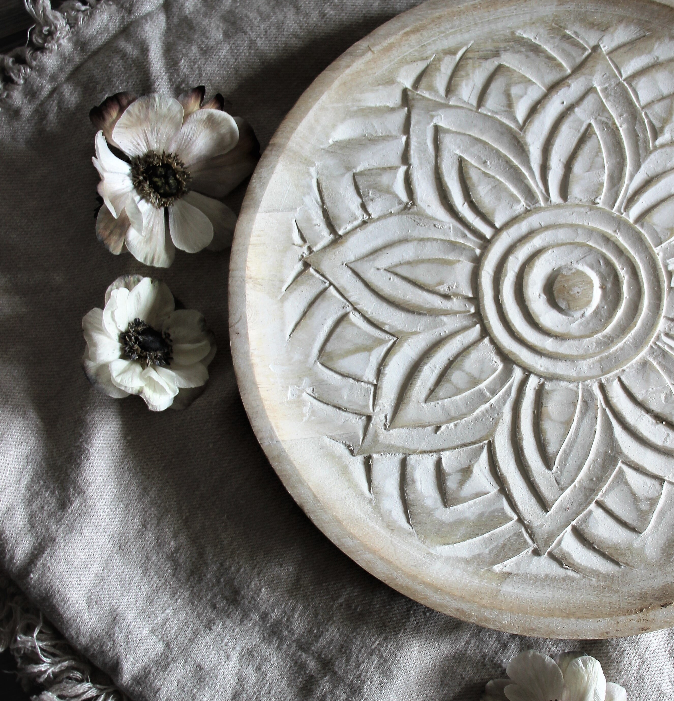 Träfat Fleur Whitewash från Majas Cottage på grå duk